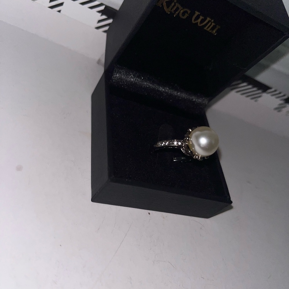 Pearl White and Silver Pearl Solitaire Ring by Pearl - Picture 5 of 10